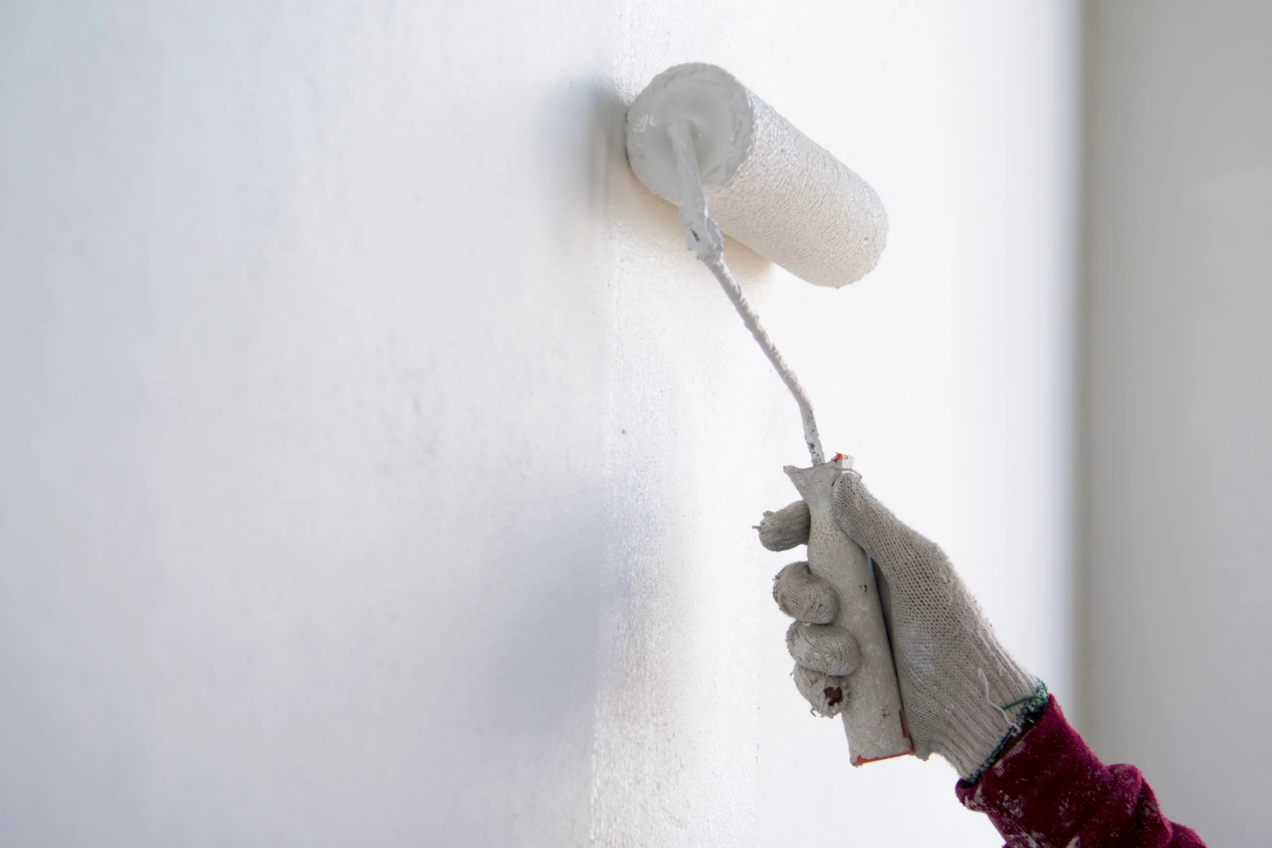 painter-roller-by-construction-worker-new-cement-wall